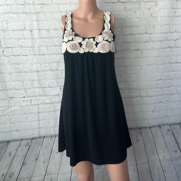 Star Vixen Dresses & Skirts - Star Vixen Black & White Floral Dress size L